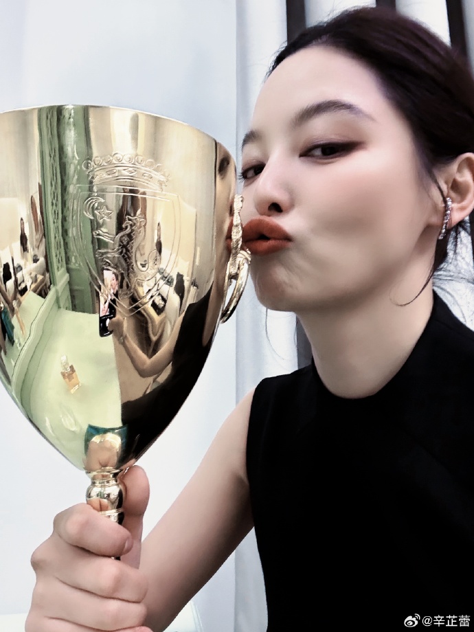 辛芷蕾获威尼斯电影节最佳女演员奖 李冰冰高叶发文祝贺